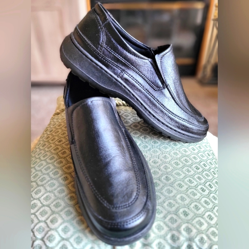 New men's dress shoes. Size 40 fits a US 8.5-9